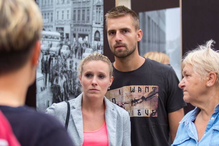 Pietní akt před libereckou radnicí