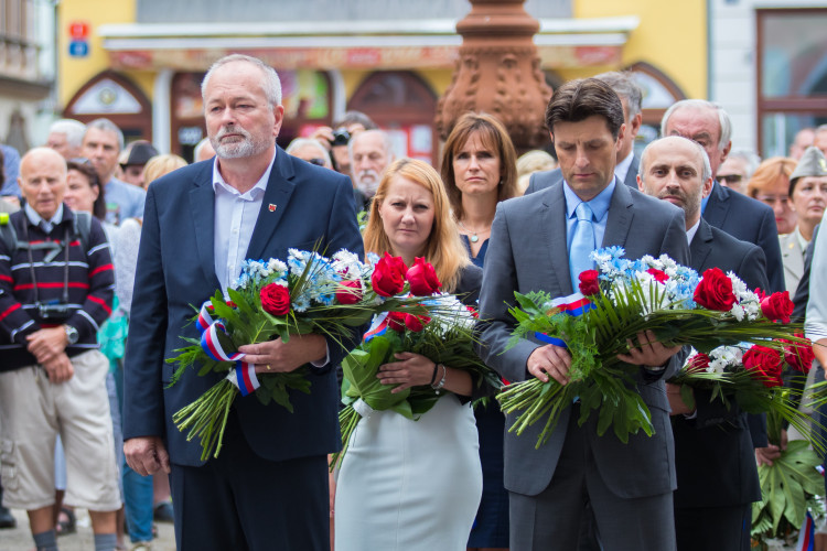 Pietní akt před libereckou radnicí