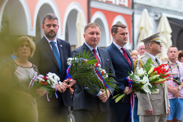 Pietní akt před libereckou radnicí