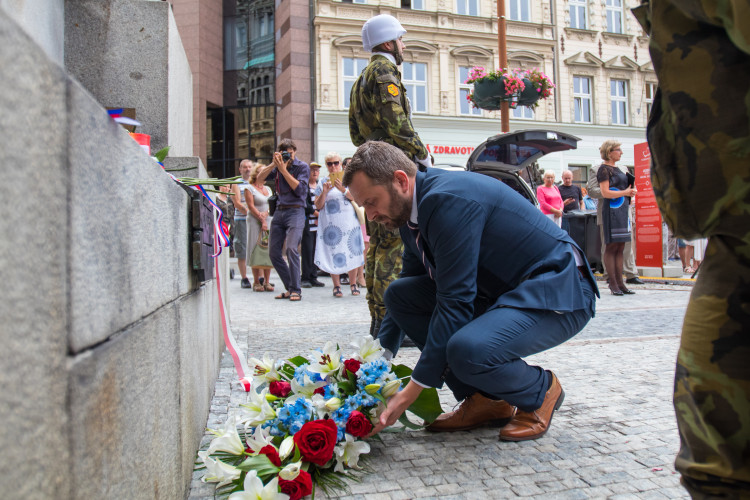 Pietní akt před libereckou radnicí