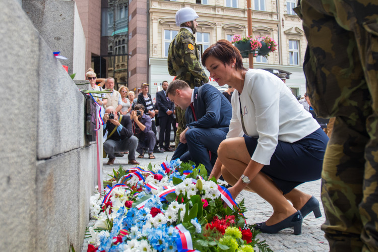 Pietní akt před libereckou radnicí