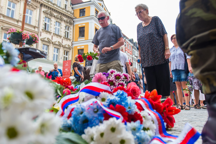 Pietní akt před libereckou radnicí