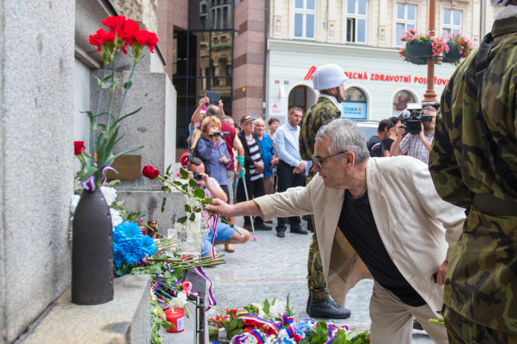 Pietní akt před libereckou radnicí