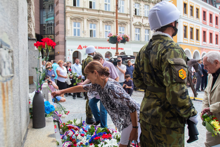 Pietní akt před libereckou radnicí