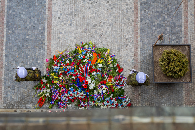 Pietní akt před libereckou radnicí