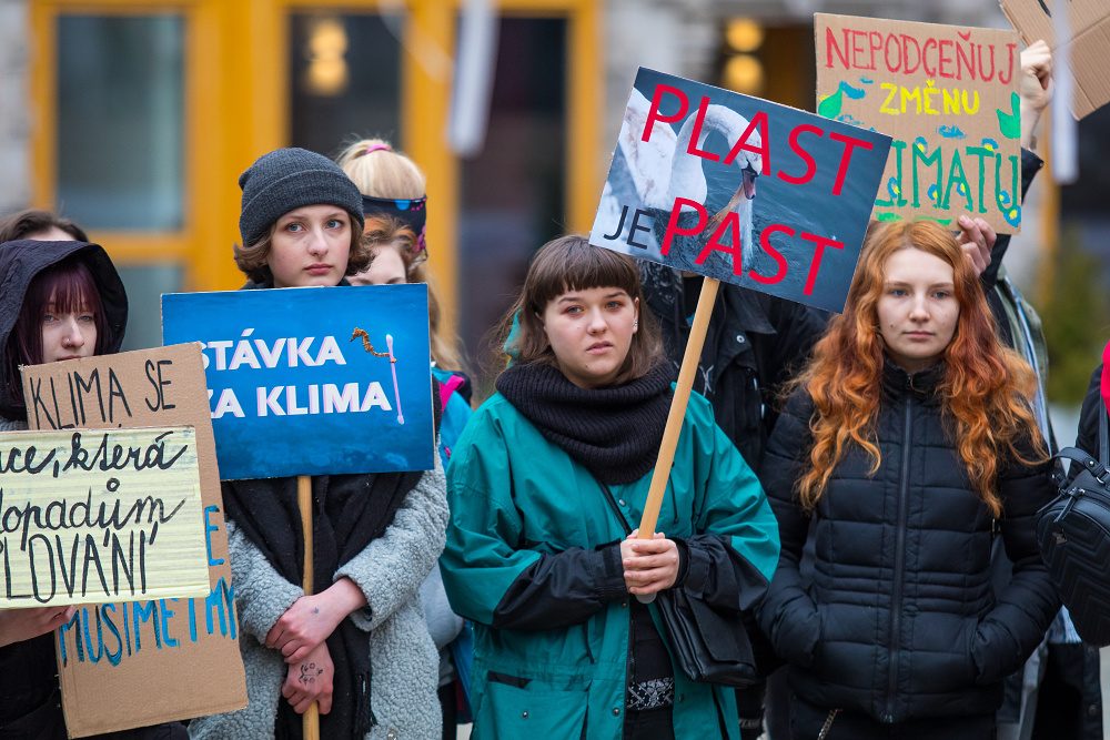 Studenti stávkovali za klima před libereckou radnicí