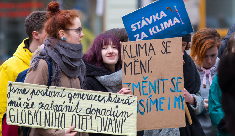 Studenti stávkovali za klima před libereckou radnicí