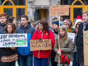 Studenti stávkovali za klima před libereckou radnicí