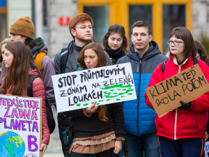 Studenti stávkovali za klima před libereckou radnicí