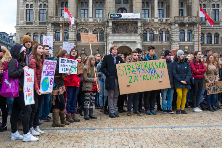 Studenti stávkovali za klima před libereckou radnicí