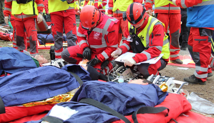 Složky zasahovaly u hořícího autobusu plného vězňů
