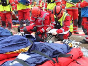 Složky zasahovaly u hořícího autobusu plného vězňů