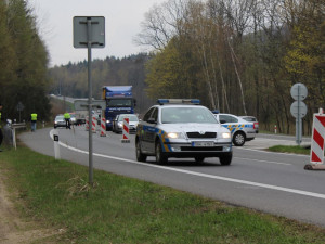 Složky zasahovaly u hořícího autobusu plného vězňů
