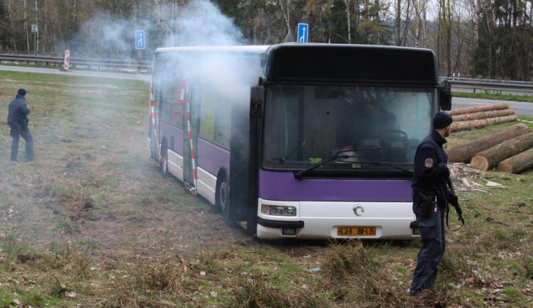 Složky zasahovaly u hořícího autobusu plného vězňů