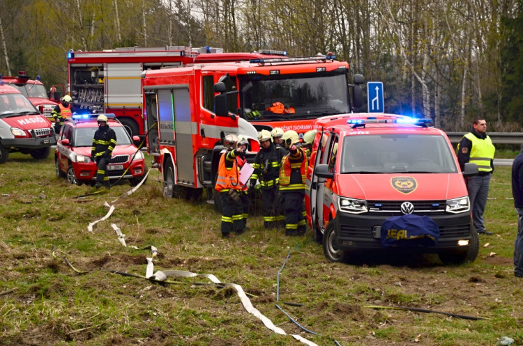 Složky zasahovaly u hořícího autobusu plného vězňů