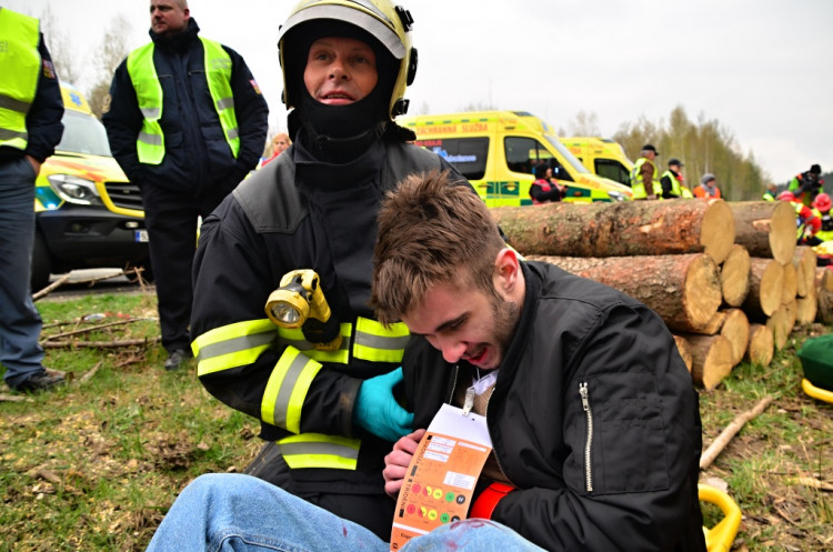 Složky zasahovaly u hořícího autobusu plného vězňů
