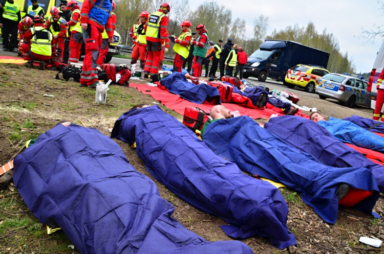 Složky zasahovaly u hořícího autobusu plného vězňů