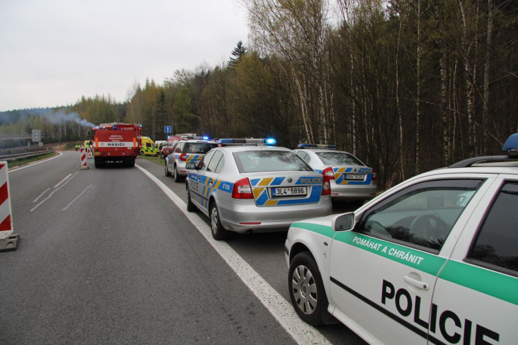 Složky zasahovaly u hořícího autobusu plného vězňů