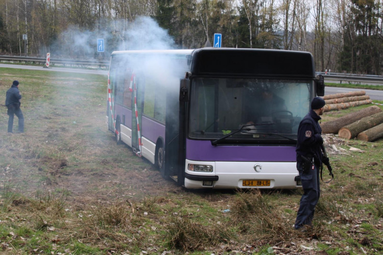 Složky zasahovaly u hořícího autobusu plného vězňů