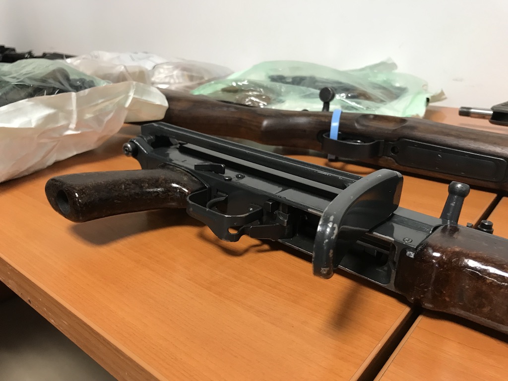 Policisté zadrželi devět mužů a velké množstí zbraní a střeliva