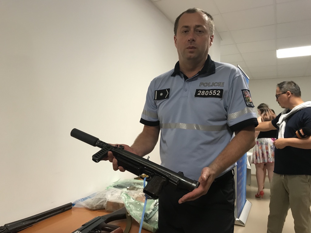 Policisté zadrželi devět mužů a velké množstí zbraní a střeliva