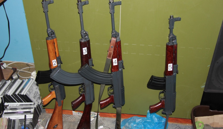 Policisté zadrželi devět mužů a velké množstí zbraní a střeliva