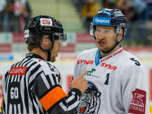 Tygři porazili Vítkovice v hallooweenském utkání 3:2