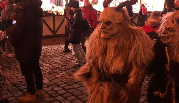 Krampus čerti před radnicí