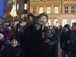 Krampus čerti před radnicí