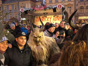 Krampus čerti před radnicí