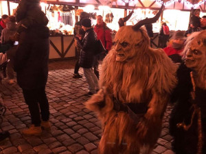 Krampus čerti před radnicí