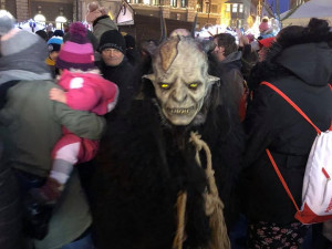 Krampus čerti před radnicí
