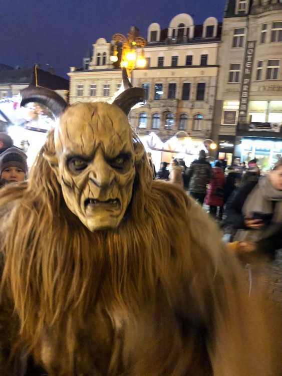 Krampus čerti před radnicí