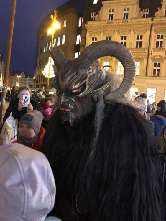 Krampus čerti před radnicí