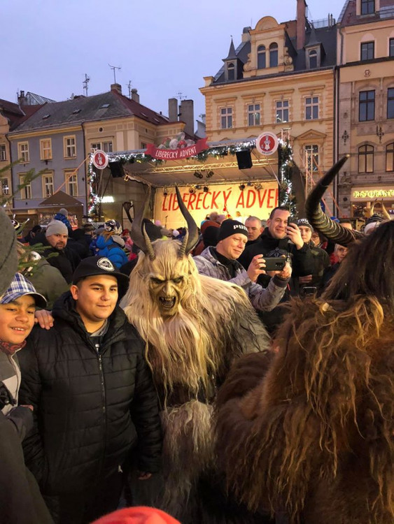 Krampus čerti před radnicí