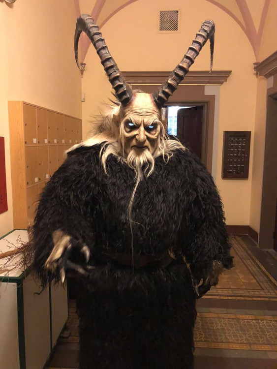 Krampus čerti před radnicí