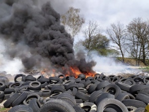 Požár pneumatik ve Stráži pod Ralskem