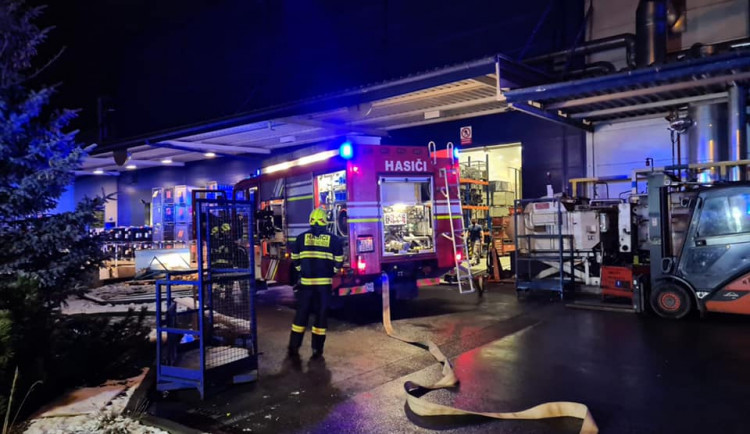 Požár stroje ve výrobní hale v Hrádku