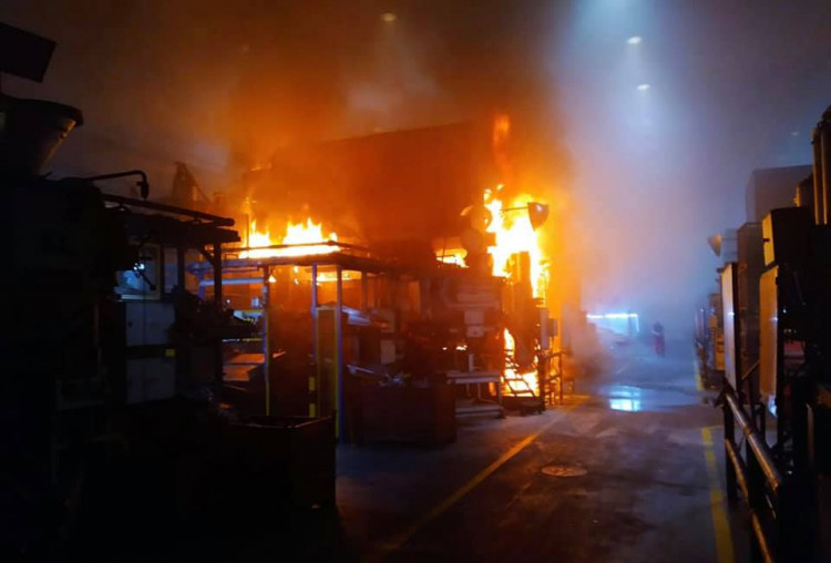 Požár stroje ve výrobní hale v Hrádku