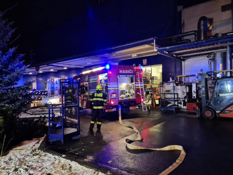 Požár stroje ve výrobní hale v Hrádku