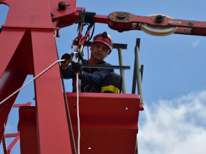 Cvičení hasičů na jeřábu