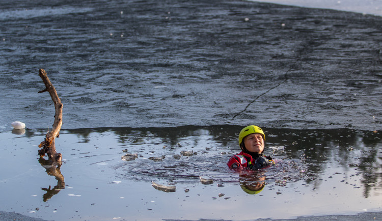 Hasiči cvičili záchranu tonoucího z ledové vodní plochy