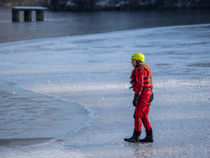Hasiči cvičili záchranu tonoucího z ledové vodní plochy