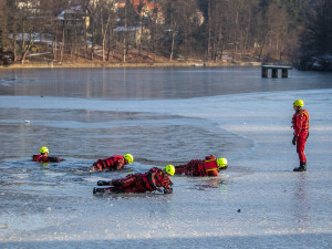 Hasiči cvičili záchranu tonoucího z ledové vodní plochy