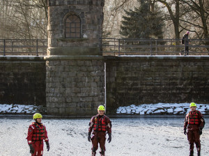 Hasiči cvičili záchranu tonoucího z ledové vodní plochy