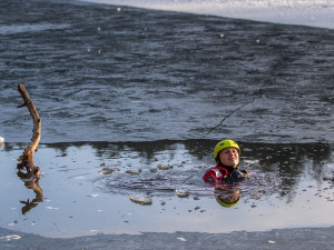 Hasiči cvičili záchranu tonoucího z ledové vodní plochy