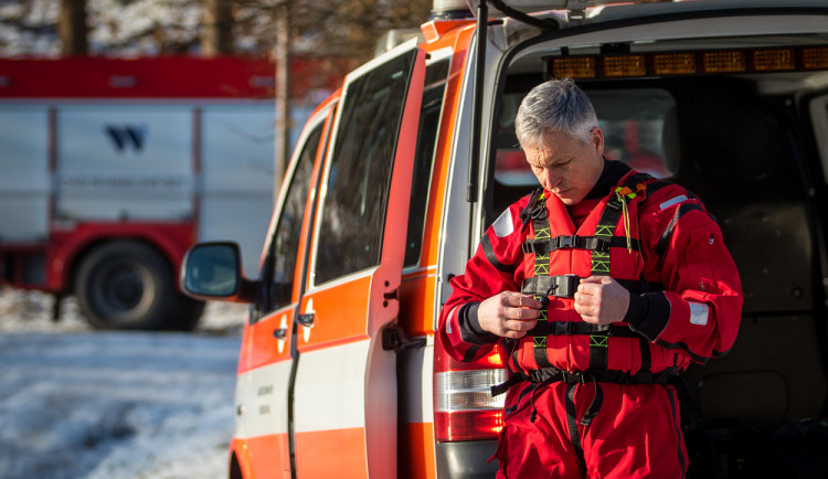 Hasiči cvičili záchranu tonoucího z ledové vodní plochy