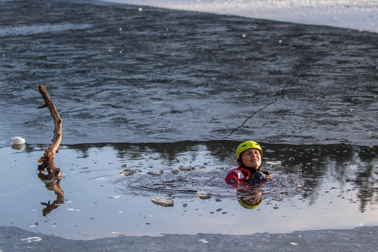 Hasiči cvičili záchranu tonoucího z ledové vodní plochy