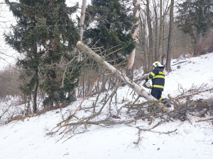 Hasiči zasahují v souvislosti se silným větrem u mnoha událostí