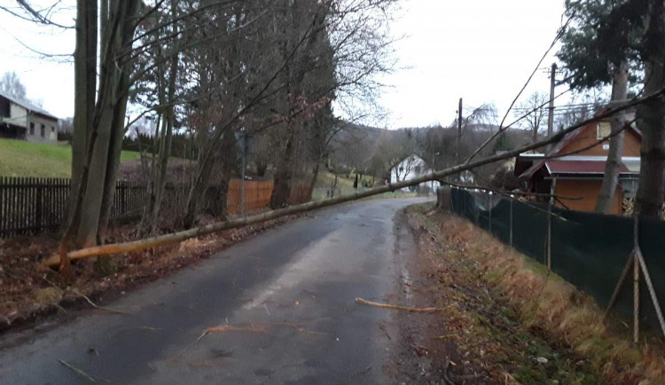 Hasiči zasahují v souvislosti se silným větrem u mnoha událostí